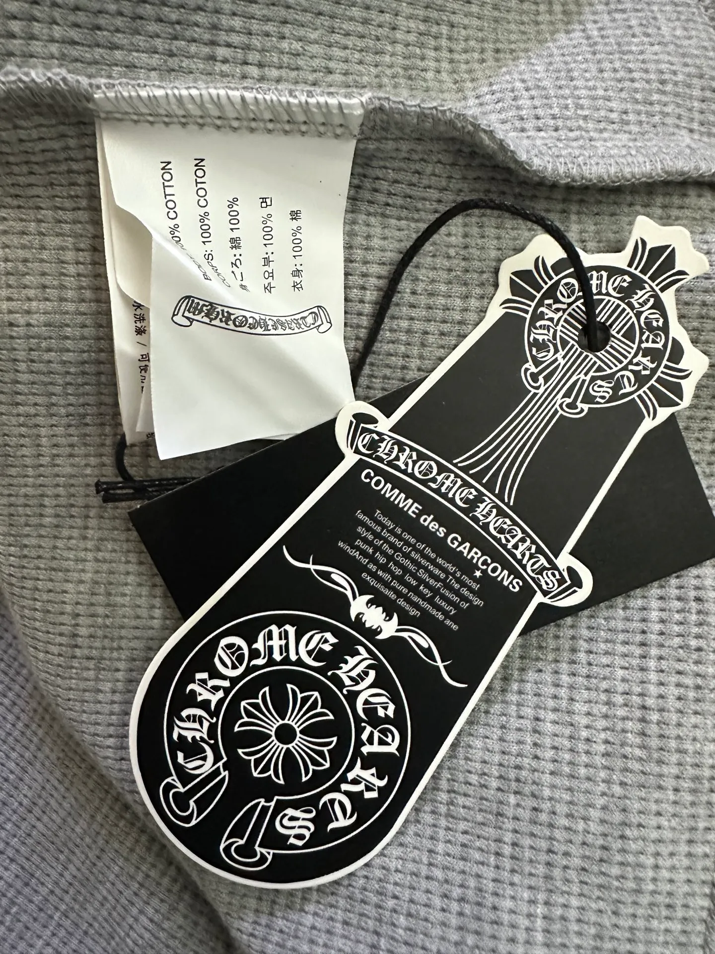 P390 Chrome Hearts patchwork leather Henry collar waffle long-sleeved T. Fabric: Made of 350g cotton waffle double-layer material. Differentiating low weight, cutting corners and non-pure cotton market products), a lot of effort has been put into the fabric, hardware and craftsmanship. The top quality in the market and industry benchmark are only owned by a few people. The overall wiring is straight and delicate, the fabric is comfortable and soft, and the color is consistent without color difference. Customized hardware, thread, accessories, plate alignment, same style for men and women -Color: black gray -Size: S M L